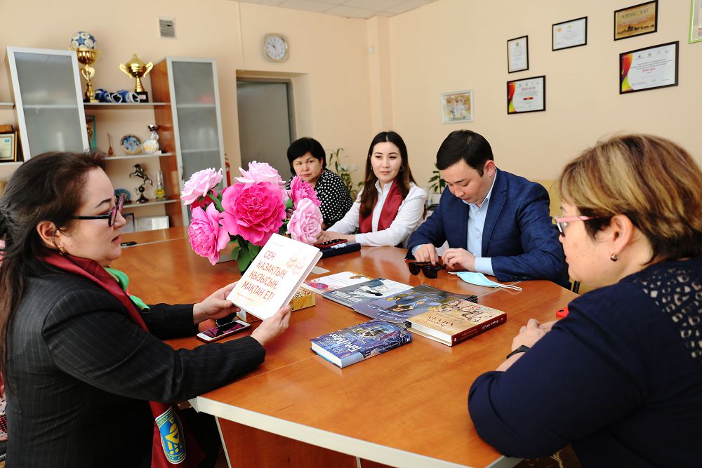 Qyzdar ýnıversıteti balalar úıine bardy