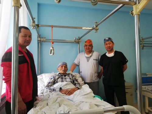 Aqtaýda 94 jastaǵy naýqastyń jambas súıegine ota jasaldy