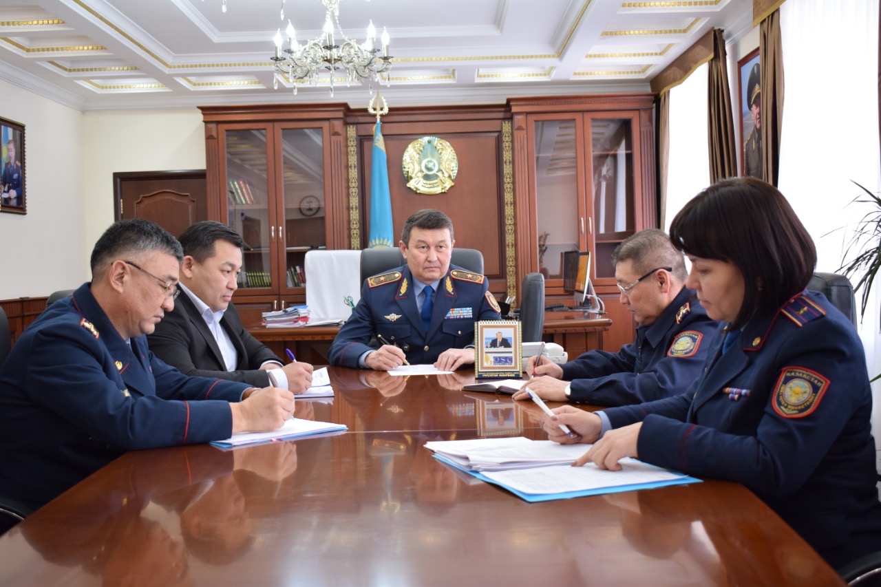 Mańǵystaý polıseıleri Almaty blok-postynda qaza tapqandardyń otbasyna qarjylaı qoldaý kórsetti