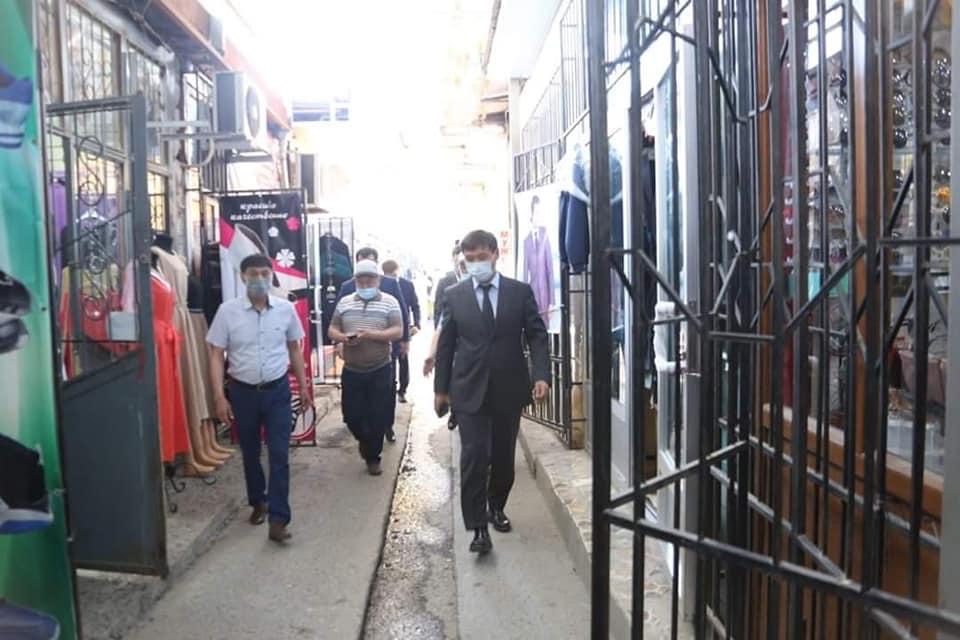 Shymkenttegi iri bazarlardyń sanıtarlyq jaǵdaıy talqylandy