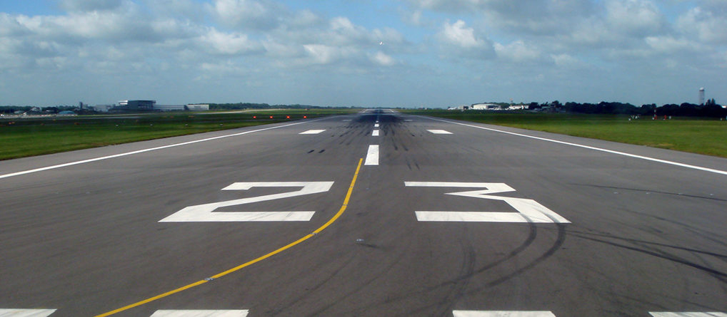 Shyǵys Qazaqstan: Úrjar áýejaıyna qonǵan ushaqtan órt shyqty