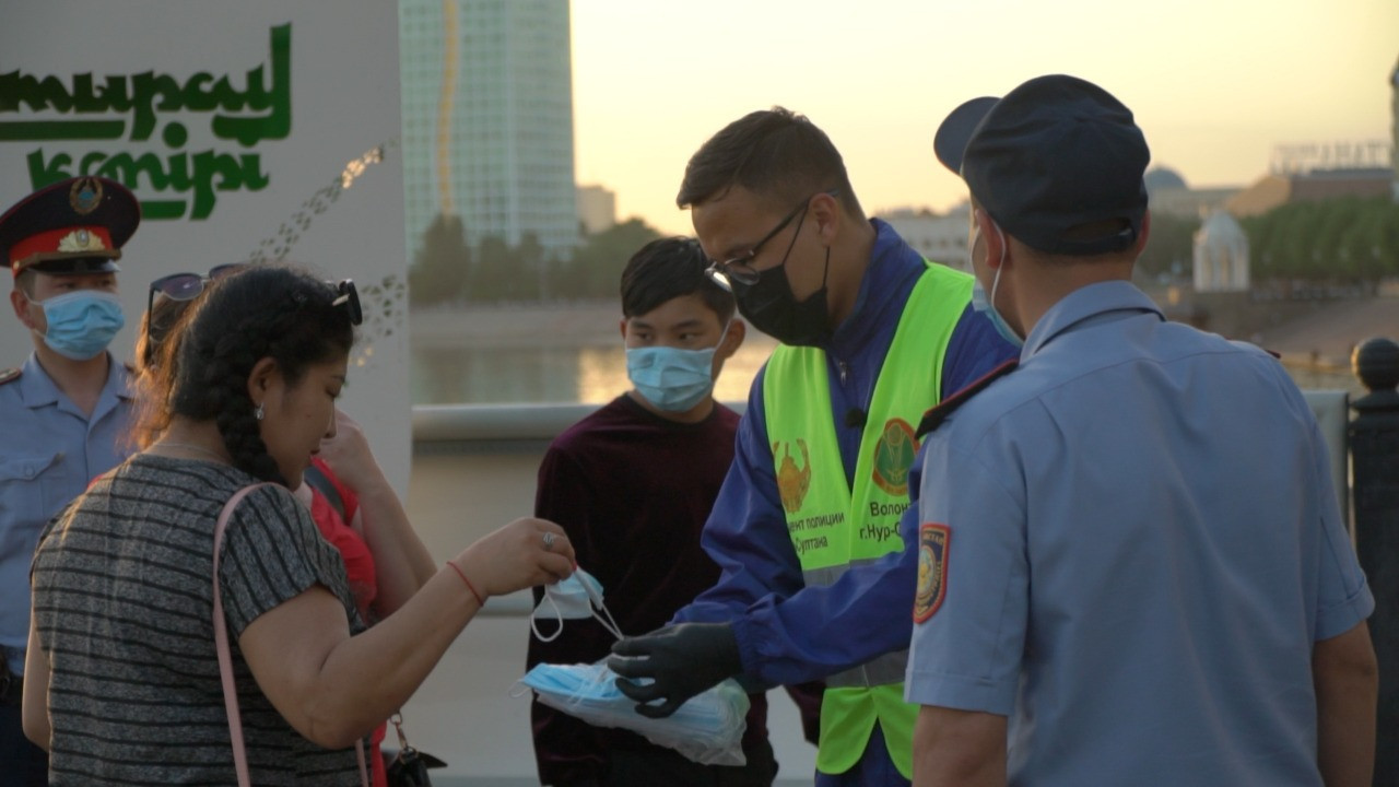 Elordanyń qoǵamdyq oryndarynda maska tegin taratylýda