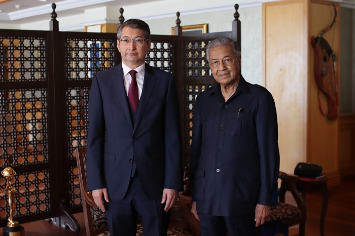 Qazaqstan Elshisi Malaızııanyń kórnekti memleket qaıratkerimen kezdesti