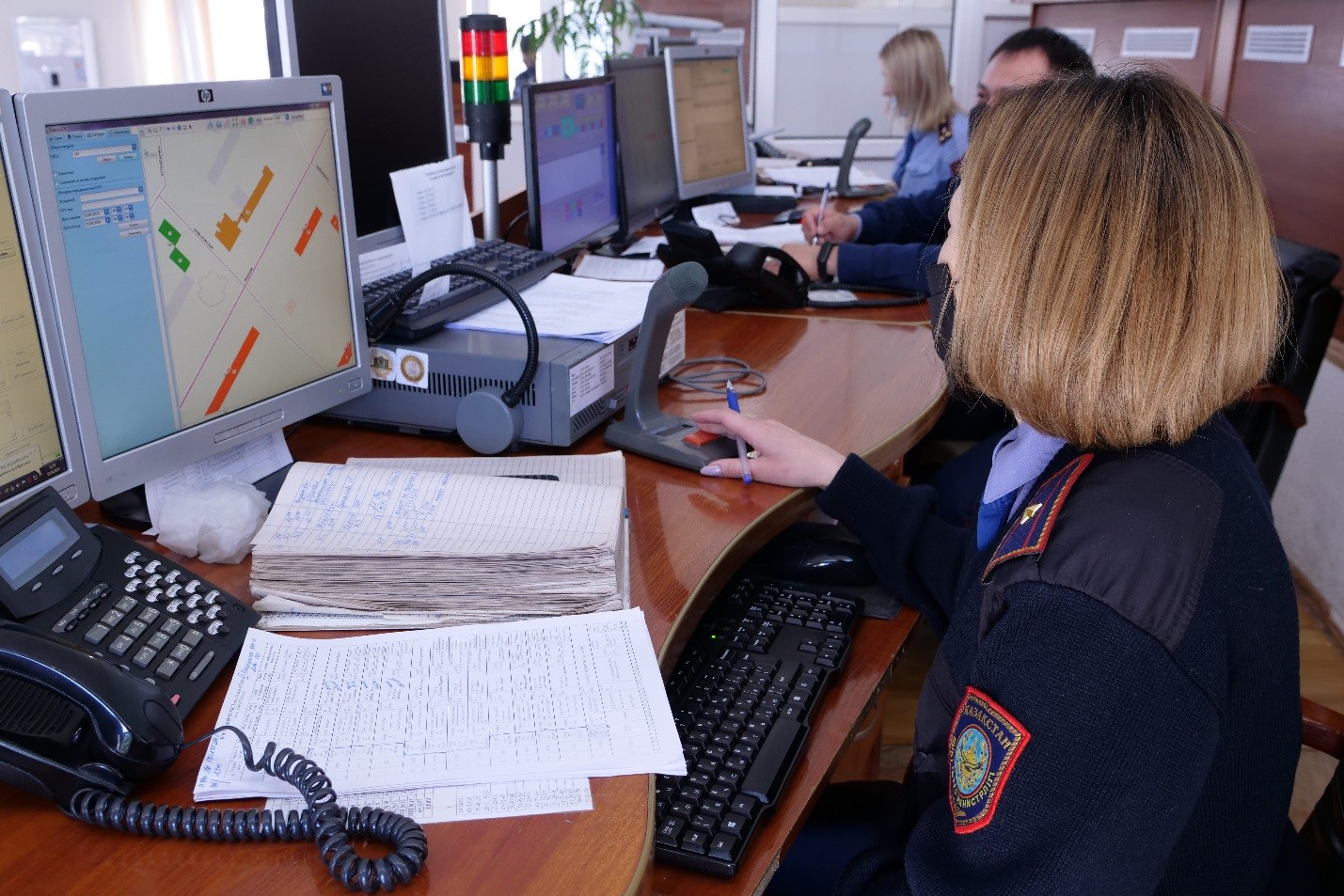 Tapa-taltúste áıeldiń moınyndaǵy alqasyna jarmasqan