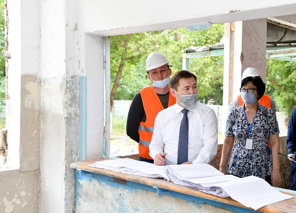 Shymkent ákimi jóndeýden ótip jatqan mektepterdi aralady