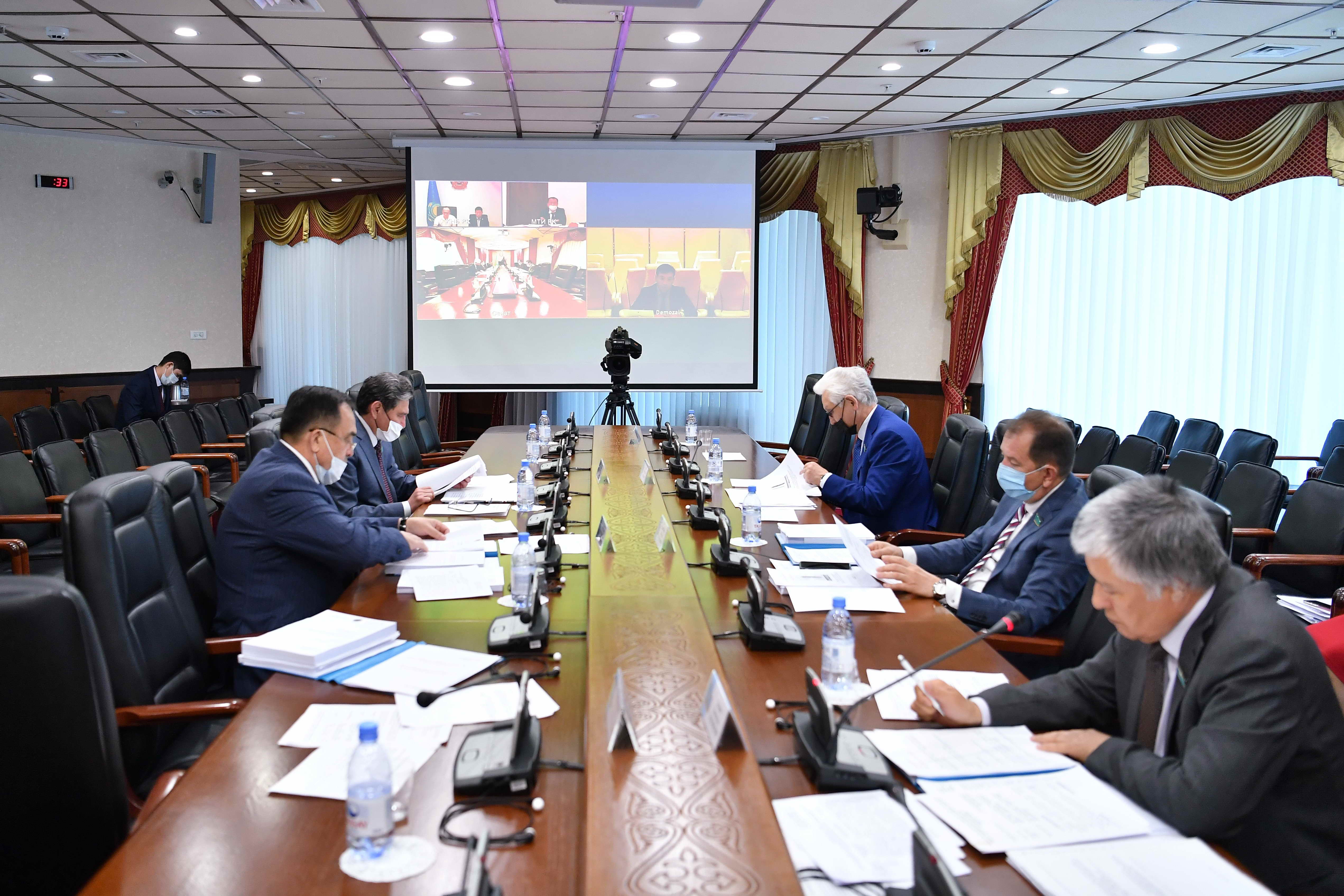 Senatorlar tutynýshylar quqyǵyn qorǵaýǵa qatysty zań jobalaryn qarady