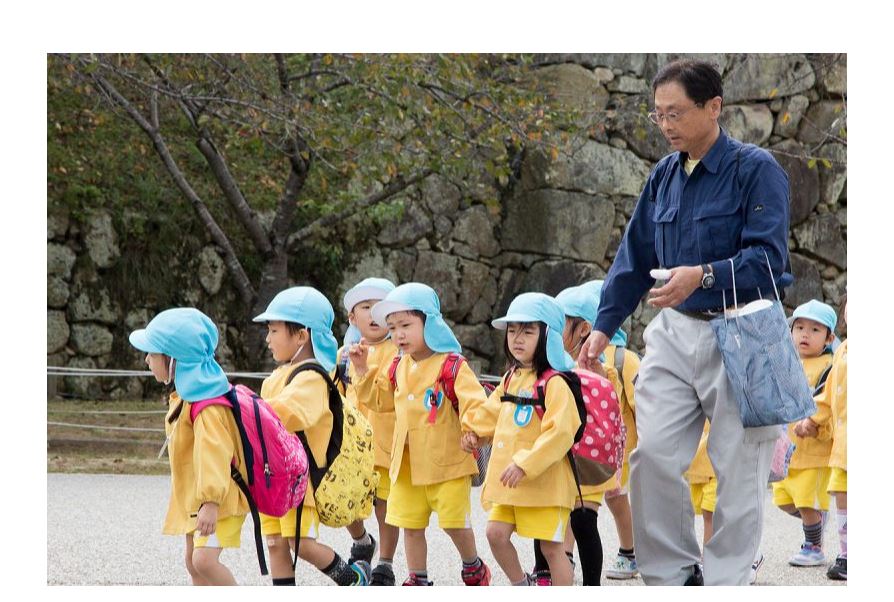 Japon balabaqshasy mádenıetti adam bolýdy úıretedi