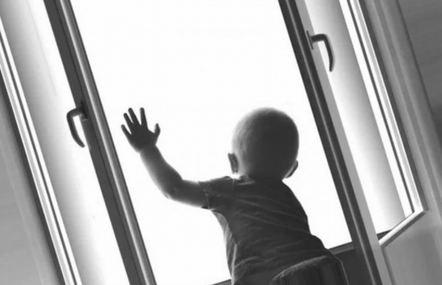 Atyraýda eki jasar bala terezeden qulady