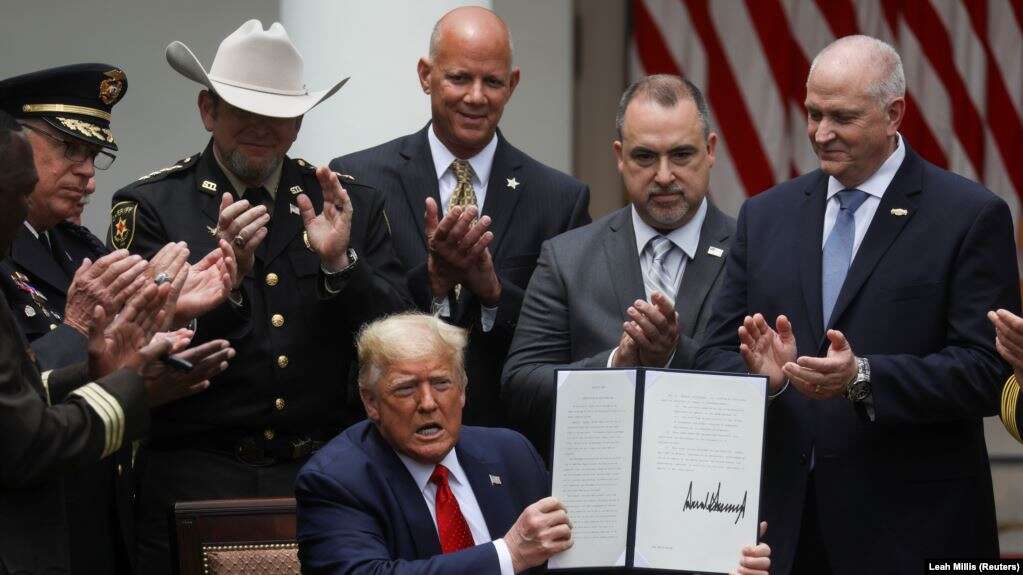 AQSh prezıdenti polısııany reformalaý týraly jarlyqqa qol qoıdy