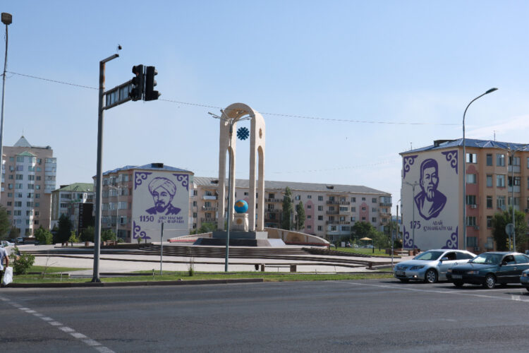 Tarazda Abaı men ál-Farabı beınelengen mýral salyndy