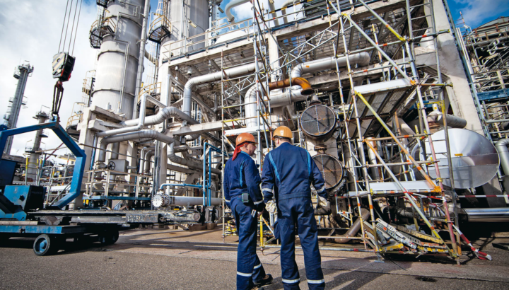 Teńiz kenishinde jumysshylar aýysyp jatyr