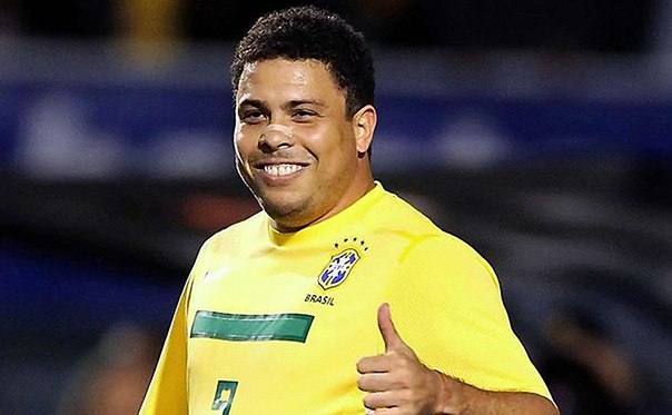 Ronaldo fýtbol tarıhyndaǵy eń úzdik oıynshylardy atady