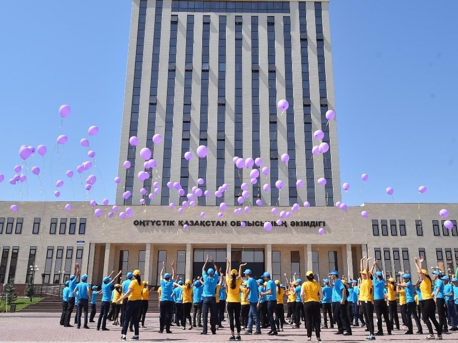 Memlekettik qyzmetkerlerdiń jartysy - áıelder