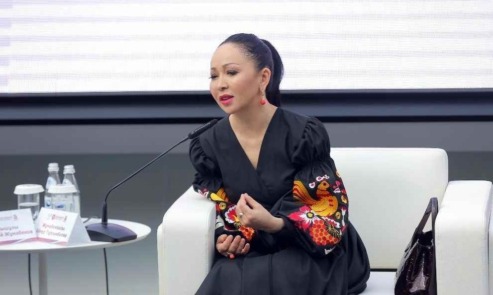 Aınurdyń jurt súısindirgen áreketi