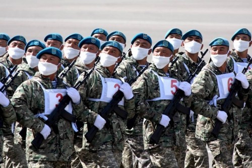 Áskerıler koronavırýs indetinen qaza bolǵandardy bir mınýt únsizdikpen eske aldy