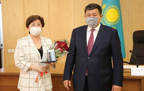 Atyraýda medısına qyzmetkerlerine marapat tapsyryldy