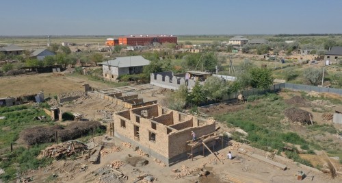 Maqtaaraldaǵy sý basqan Fırdoýsı aýylyn qalpyna keltirý jumysy qarqyndy júrip jatyr