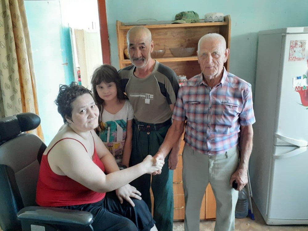 Polısııa múmkindigi shekteýli qyzǵa arba tartý etti