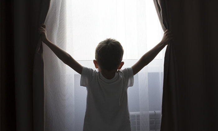 Jitiqarada 5-qabattan qulaǵan bala aman qaldy