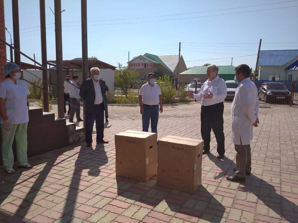 Depýtattar Atyraý oblysynyń aýrýhanalaryna 15 tynys alý apparattaryn tabystady