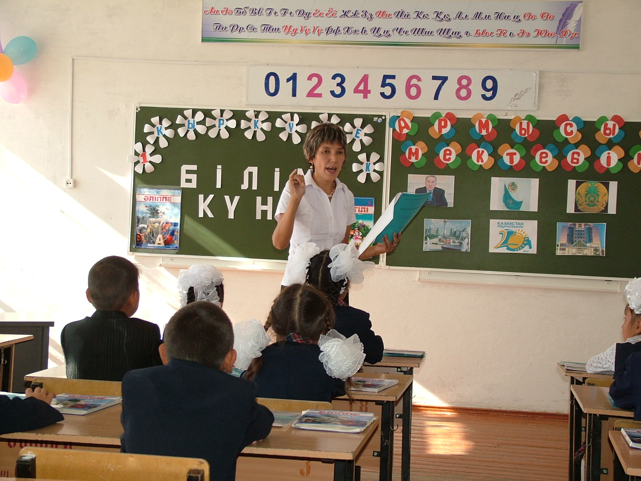 Batys Qazaqstanda 17 myńnan asa oqýshy offlaın oqyǵysy keledi