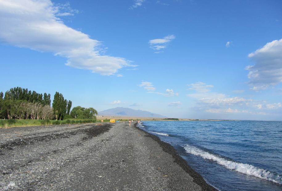 Dubyǵaly kólindegi demalýshylar jaǵalaýda kúnine 1 tonna qoqys qaldyrady