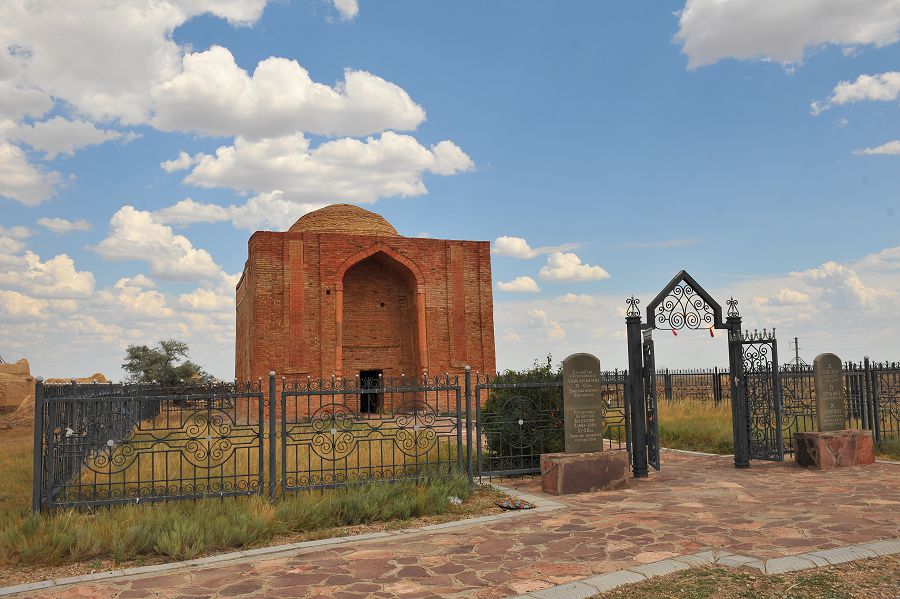 Alasha han kesenesinde qazaq handarynyń babasy jatyr