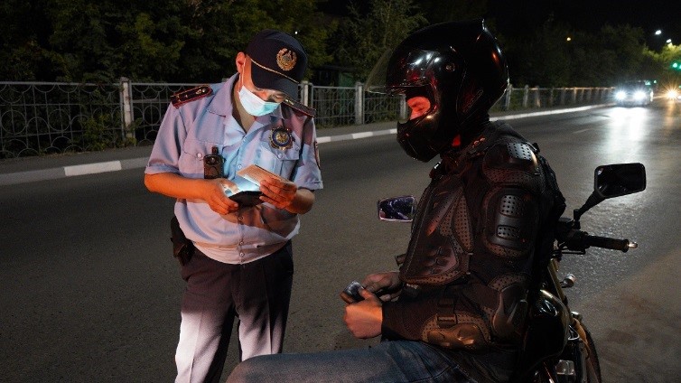 Tún tynyshtyǵyn buzatyndardyń altaýy aıyppul tartty