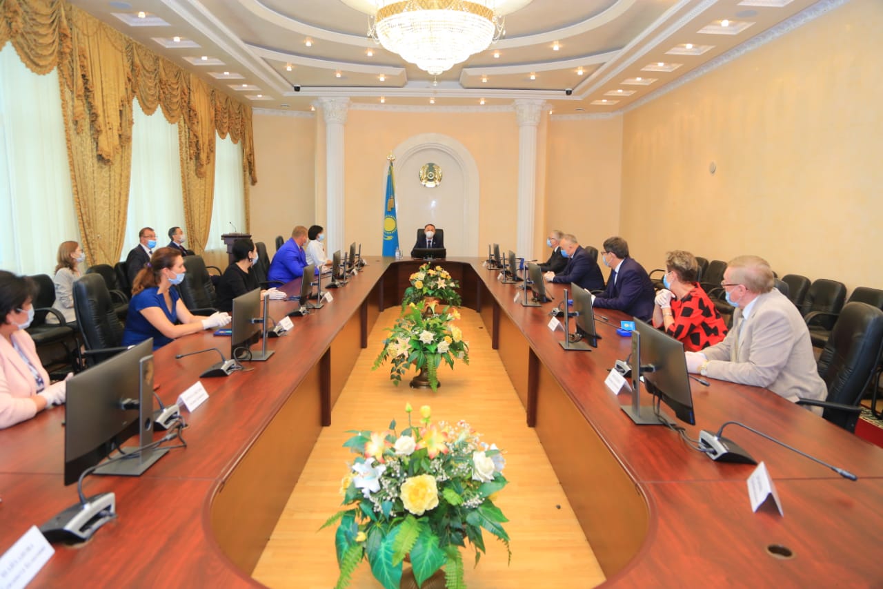 Qostanaı oblysynyń ákimi medısına qyzmetkerlerine memlekettik nagradalar tabys etti