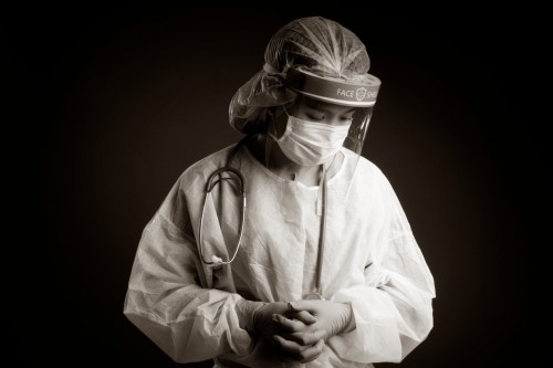 KustoHelp qory COVID-19-ben kúreste qaıtys bolǵan dárigerlerdiń otbasyna 1 mln teńgeden kómek beredi