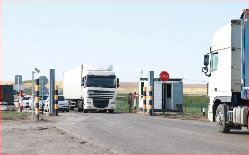 Elimizdiń 8 óńirinde júk kólikteriniń qozǵalysyna qoıylǵan ýaqytsha shekteýler alyndy