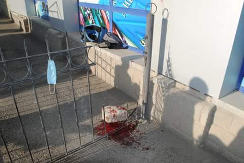 Atyraýda temir qorshaýǵa shanshylyp qalǵan er adam qutqaryldy