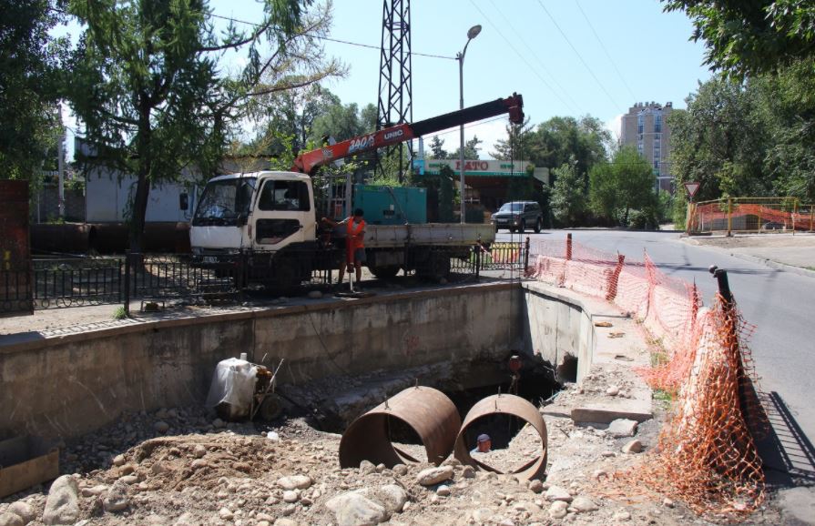 Almatyda sýmen qamtýdyń ınjenerlik jelilerin salý boıynsha 33 joba iske asyrylýda