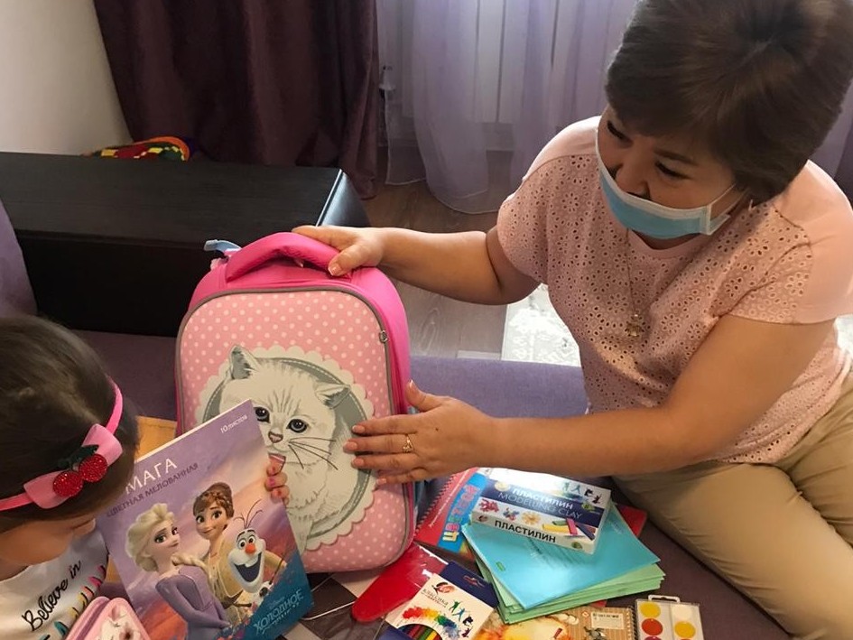 Almatylyq áskerı qyzmetshiler qaıyrymdylyq kómek kórsetti