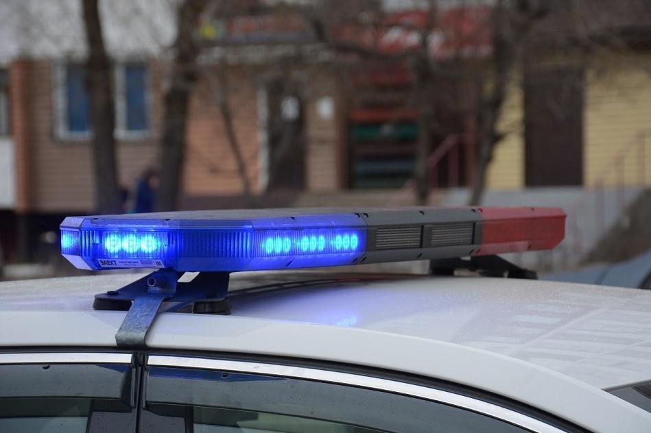 Atyraýda qyzmetkerlerinen aqsha bopsalaǵan polısııa ustaldy