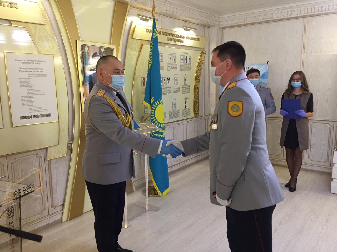 Qostanaıda 30 adamdy órtten qutqarǵan polıseı marapattaldy