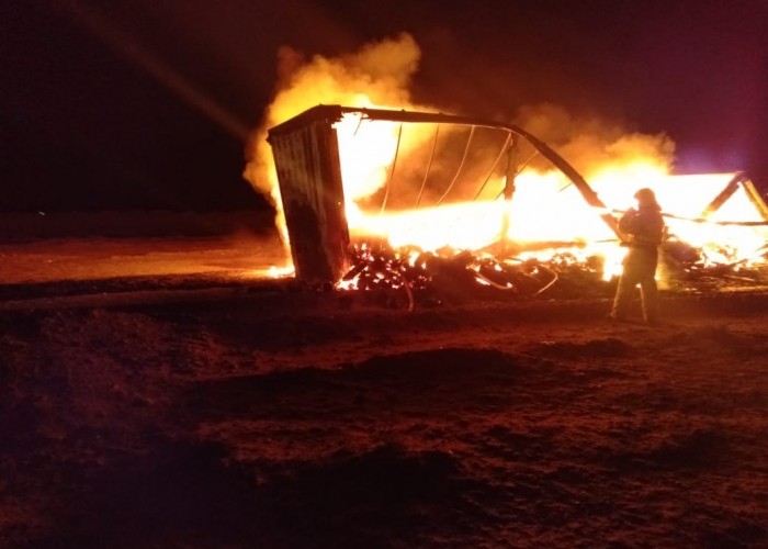 Atyraýda 22 tonna júk tıelgen sheteldik kólik órtendi