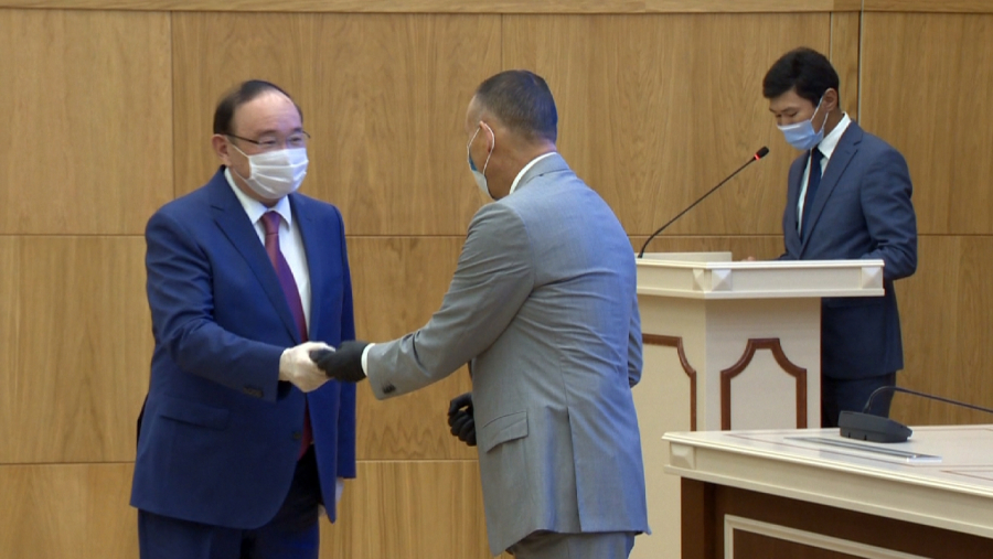 Depýtattarǵa kýálikter men tósbelgiler tapsyryldy