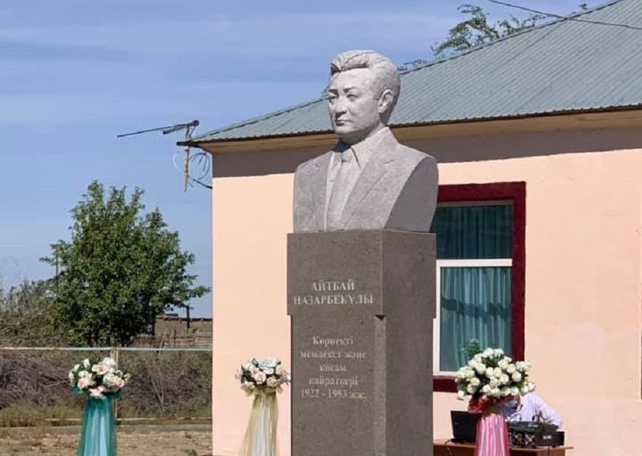 Qaıratkerge qoıylǵan eskertkish