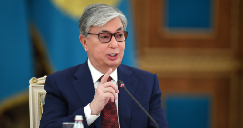 Memlekettik qyzmetkerlerdiń shetel bankterinde esep-shot ashýy shekteledi