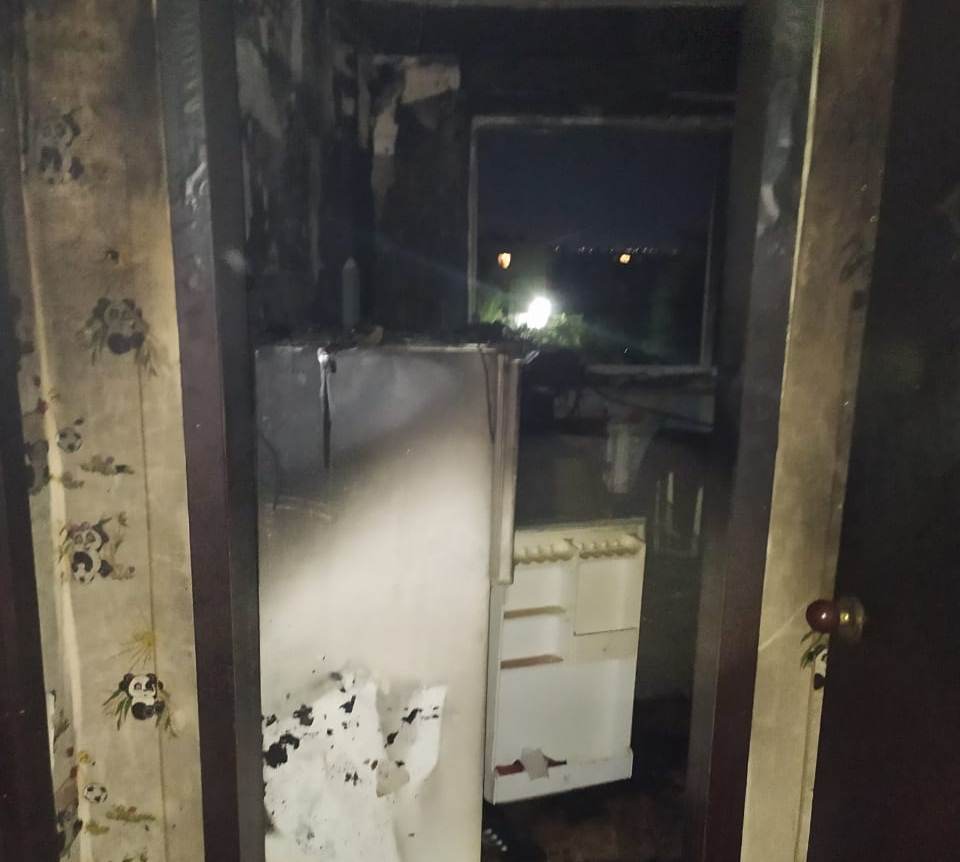 Ekibastuzda janyp jatqan páterden es-tússiz jatqan úsh adam tabyldy