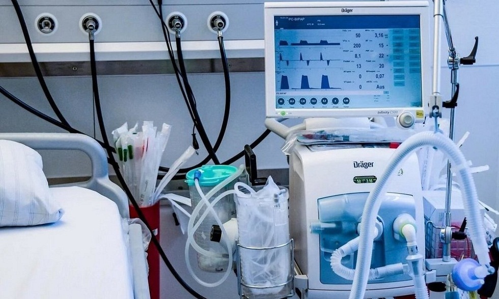 Koronavırýs juqtyrǵan 25 naýqas ókpeni jasandy jeldetý apparatynda jatyr