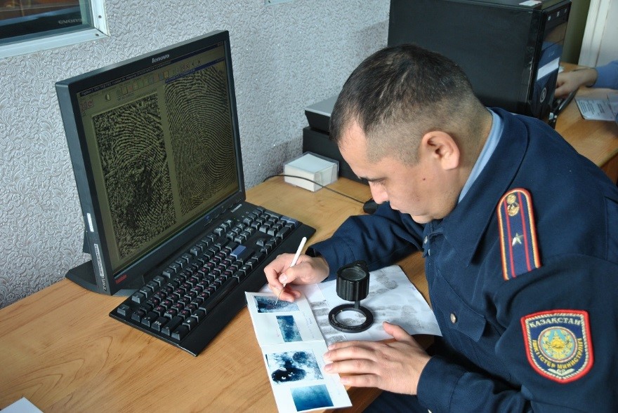 Krımınalıster saýsaq izderinen 95 qylmysty dáleldedi