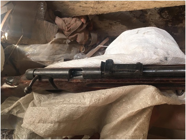 Ákeli-balalylardyń úılerinen keptirilgen qarasora men tirkelmegen qarýlar tárkilendi