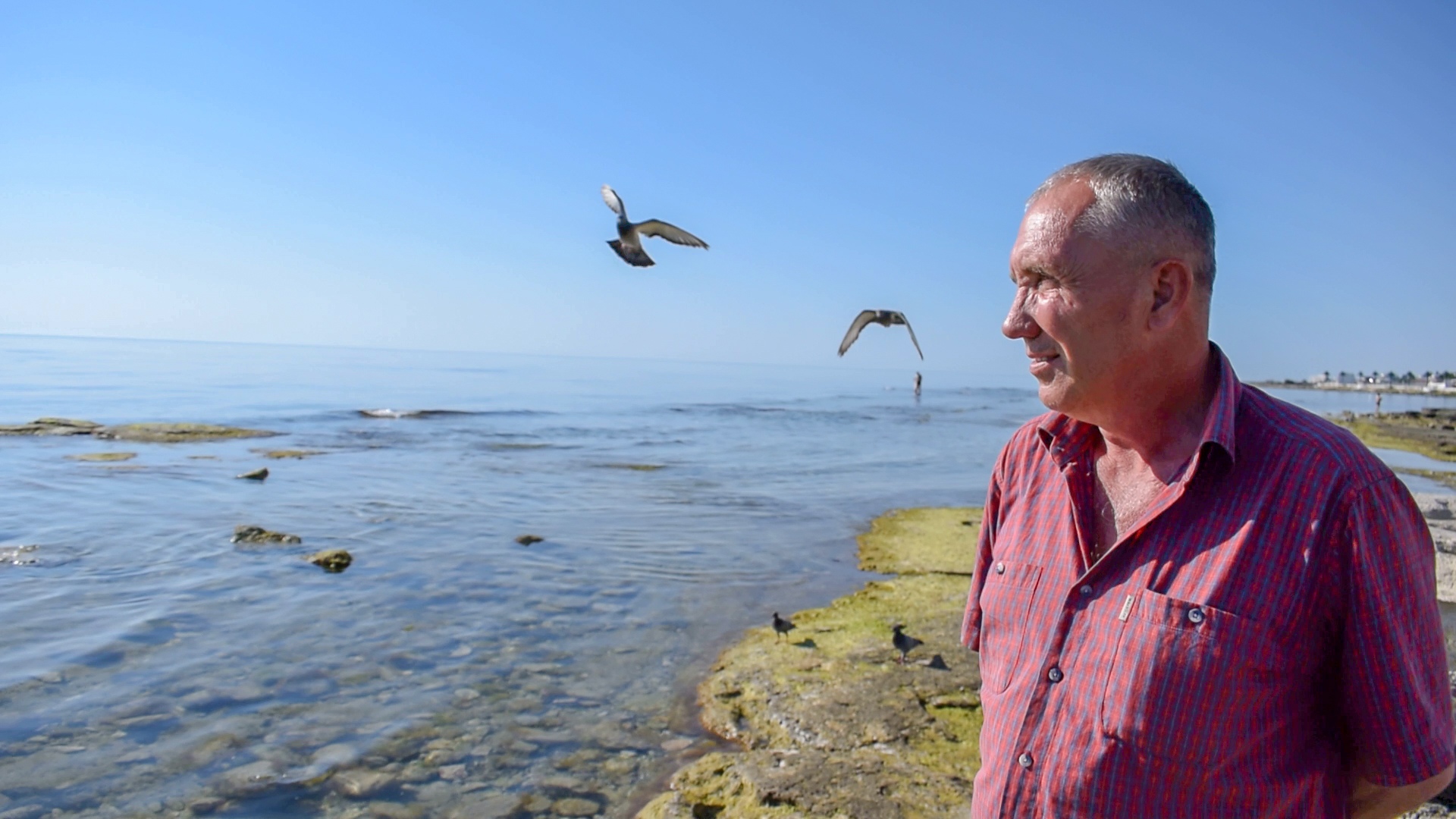 Adamdar tek telefonǵa úńilip otyr – 20 jylyn túrmede ótkizgen azamat bostandyqqa shyqty