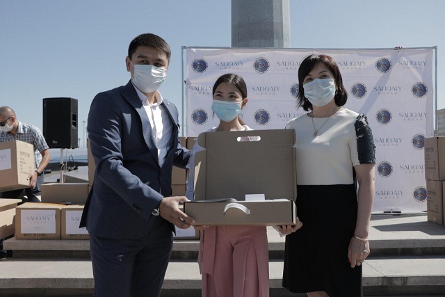 "Salıqaly urpaq" qory oqýshylarǵa 500 noýtbýk syılady