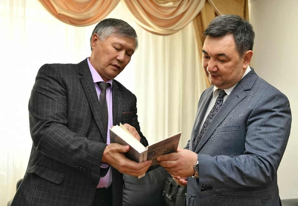 "Manas" dastany qazaq tilinde jaryq kórdi