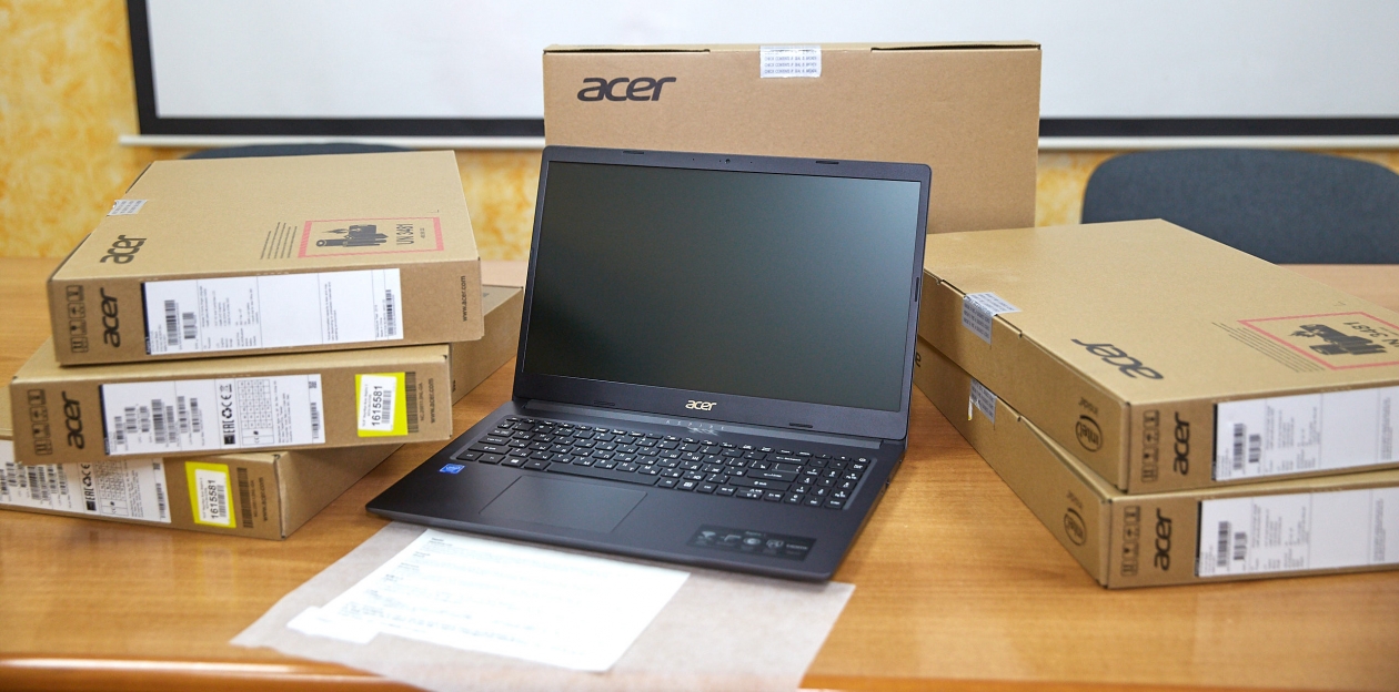 Almatyda 50 myńnan astam oqýshy men muǵalimge kompıýterlik tehnıka berildi