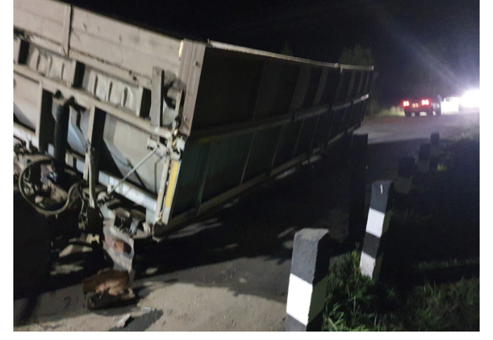 Synǵan traktor temirjol ótkelinde turyp qaldy