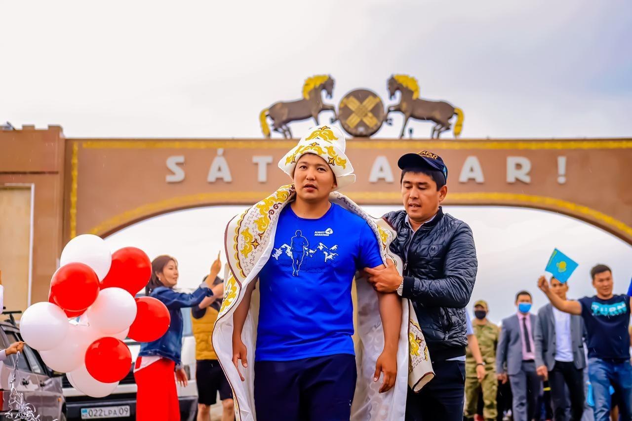 Áskerı qyzmetshige 200 shaqyrymdyq ýltramarafondy baǵyndyrǵanyn dáleldeıtin sertıfıkat manıtorıng pen tıisti qujattardy rásimdegennen keıin beriledi.